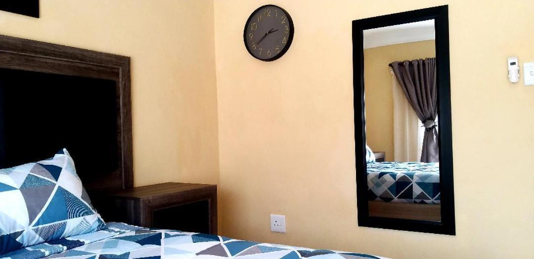Tshukudu E Ntsho Bed & Breakfast Mogwase ภายนอก รูปภาพ