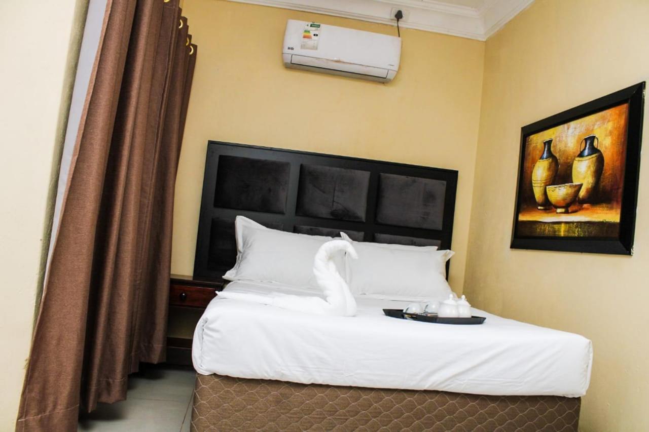 Tshukudu E Ntsho Bed & Breakfast Mogwase ภายนอก รูปภาพ
