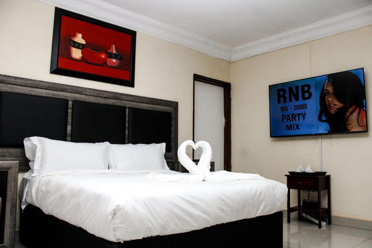 Tshukudu E Ntsho Bed & Breakfast Mogwase ภายนอก รูปภาพ