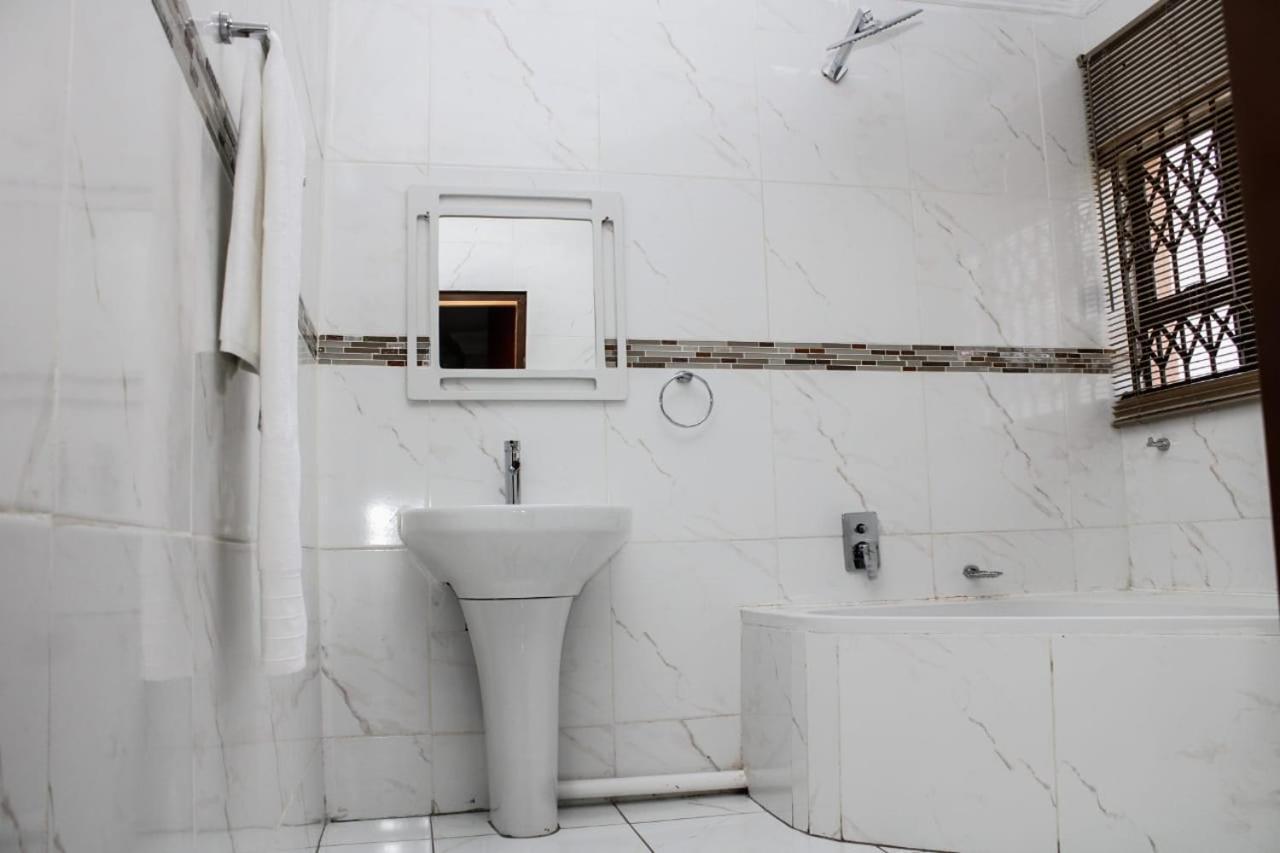 Tshukudu E Ntsho Bed & Breakfast Mogwase ภายนอก รูปภาพ