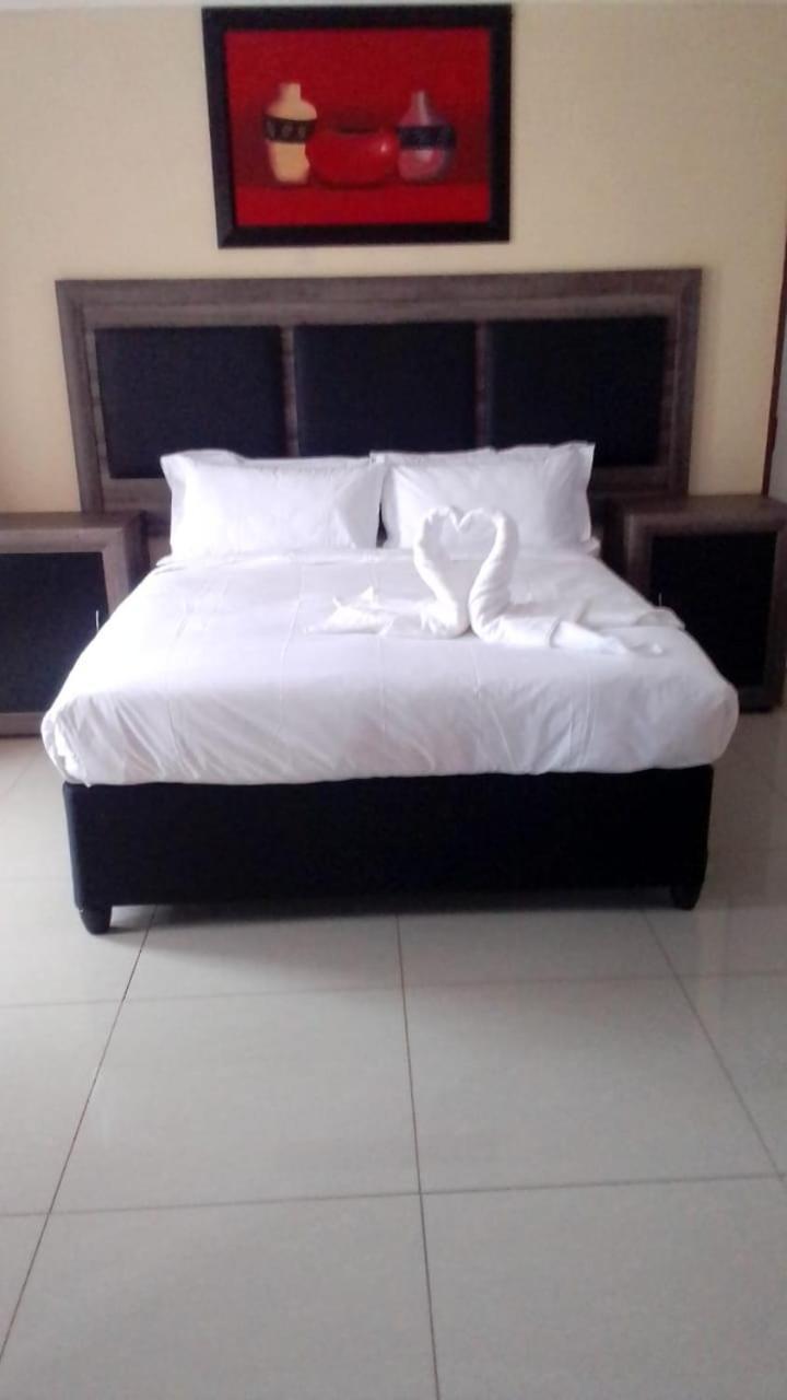 Tshukudu E Ntsho Bed & Breakfast Mogwase ภายนอก รูปภาพ